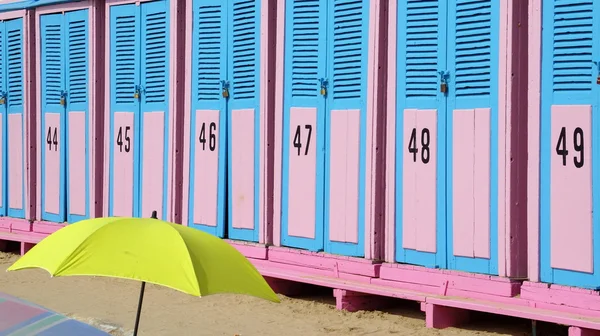 Pastel boyalı plaj kulübe — Stok fotoğraf