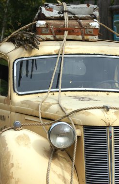 üstünde belgili tanımlık tepe-in onun çatı bagajlı Oldtimer