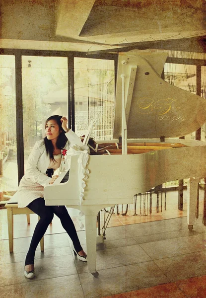Dziewczyna z fortepianem — Zdjęcie stockowe