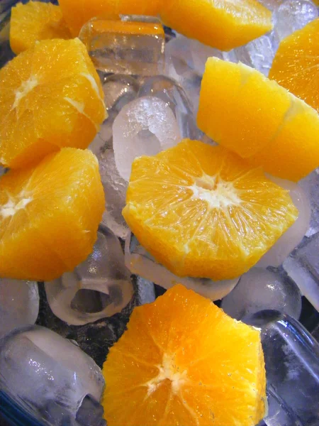 氷の上のオレンジ — ストック写真