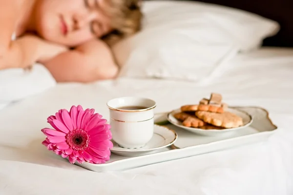 침대에서 아침 식사를 하다 — 스톡 사진