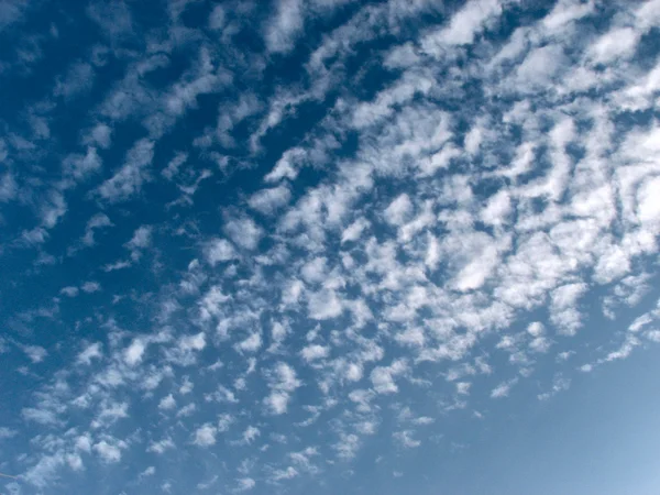 Chmura pierzasta na błękitne niebo — Zdjęcie stockowe