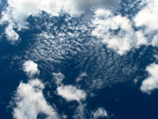 Dunkelblauer Himmel mit Wolken — Stockfoto