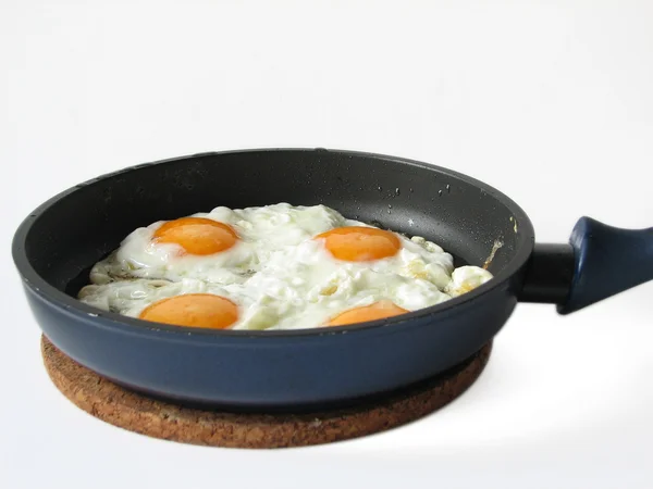 Жареные яйца на сковороде — стоковое фото