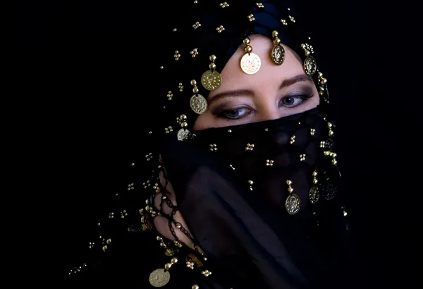 Mulher oriental misteriosa em véu preto — Fotografia de Stock
