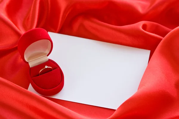 Caixa de jóias vermelho com anel — Fotografia de Stock