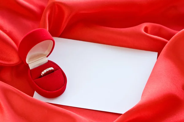 Röda smycken box med ring — Stockfoto