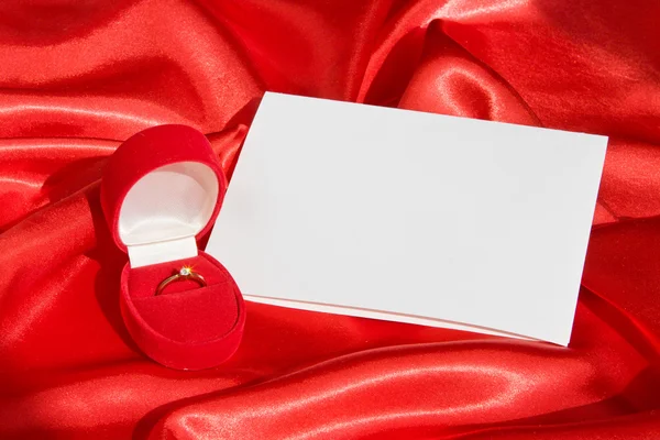 Boîte à bijoux rouge avec bague — Photo