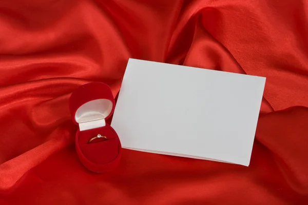 Caja de joyería roja con anillo —  Fotos de Stock