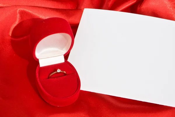 Scatola gioiello rossa con anello — Foto Stock