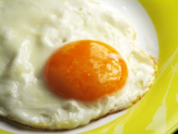 Huevos fritos en el plato, primer plano —  Fotos de Stock