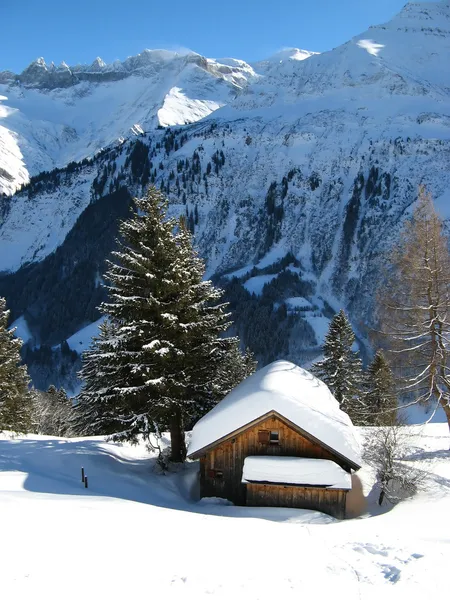 Casa de vacaciones de invierno —  Fotos de Stock