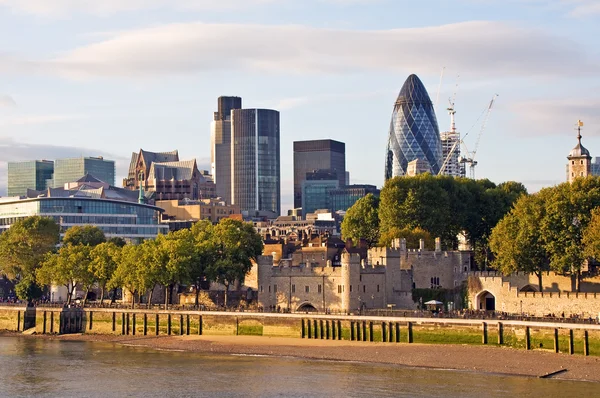 A paisagem urbana moderna de Londres ao pôr do sol — Fotografia de Stock
