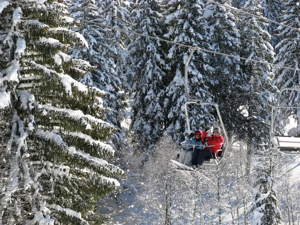 Skiërs op de lift — Stockfoto