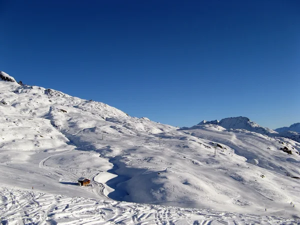 在蓝蓝的天空下滑雪 — 图库照片