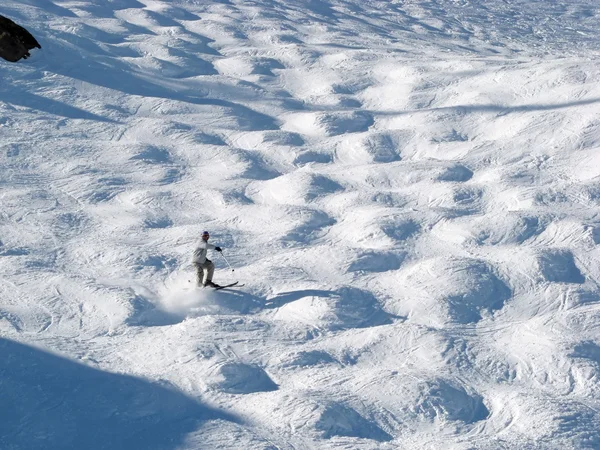 Могольский лыжник — стоковое фото