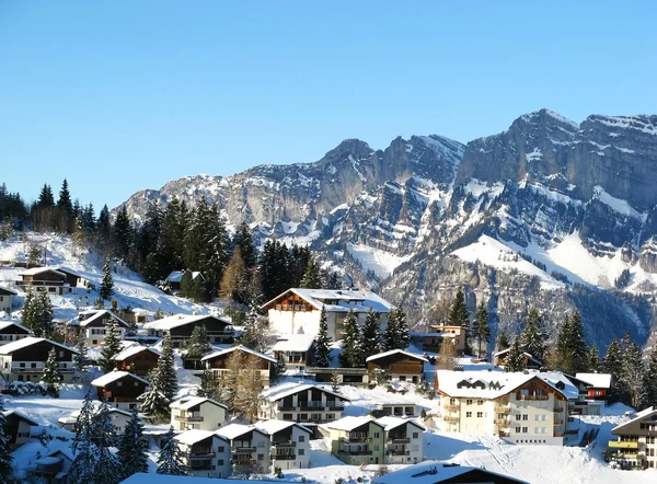 Resort dans les Alpes suisses — Photo