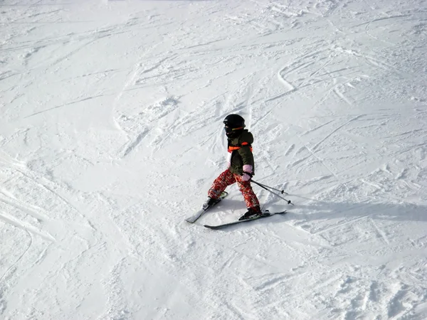 Катання на лижах у засніжених Альпах — стокове фото
