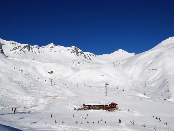 İsviçre Alplerinde kayak merkezi — Stok fotoğraf