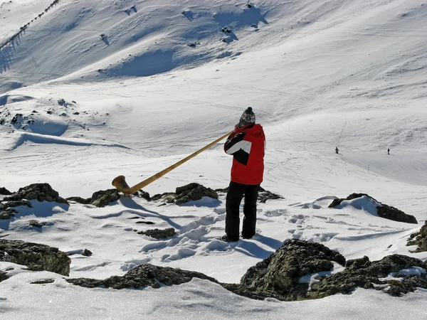 Hombre tocando el cuerno alp — Foto de Stock