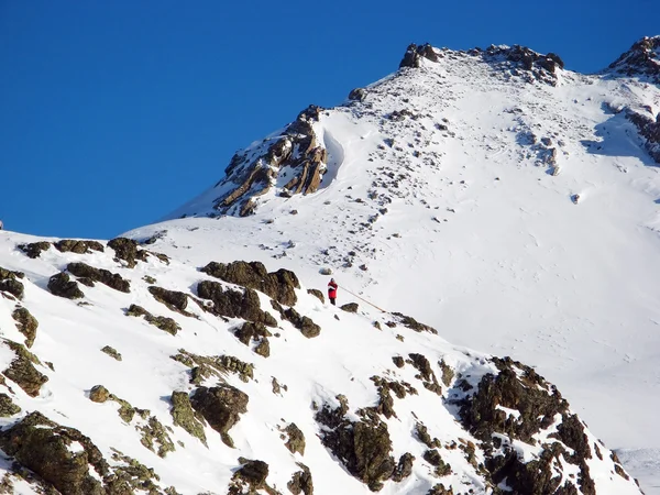 Człowiek w rogu alp — Zdjęcie stockowe
