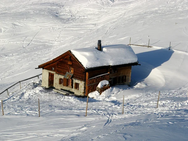 Dom wakacyjny w zimie — Zdjęcie stockowe