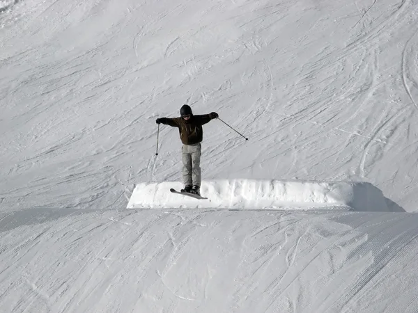 Hoppande skidåkare — Stockfoto