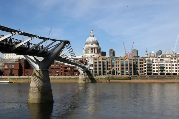 Χιλιετία γέφυρα στο Λονδίνο (Ηνωμένο Βασίλειο) — Φωτογραφία Αρχείου