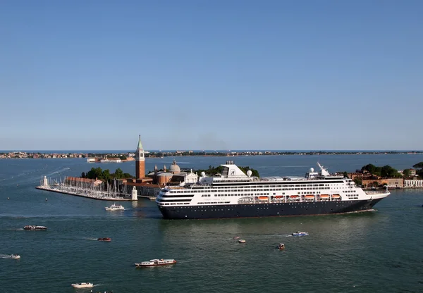 Cruise ship entering Venice haven — Stock Photo, Image
