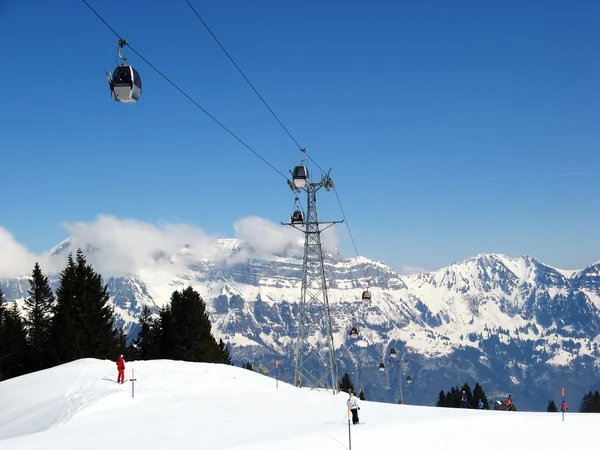 Катання на лижах у засніжених Альпах — стокове фото