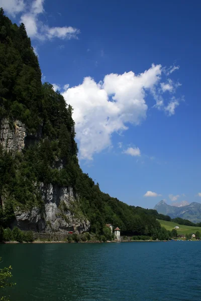 Klontaler jezero poblíž Glarus (Švýcarsko) — Stock fotografie