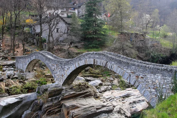 Αρχαία πέτρινη γέφυρα στην κοιλάδα verzasca — Φωτογραφία Αρχείου