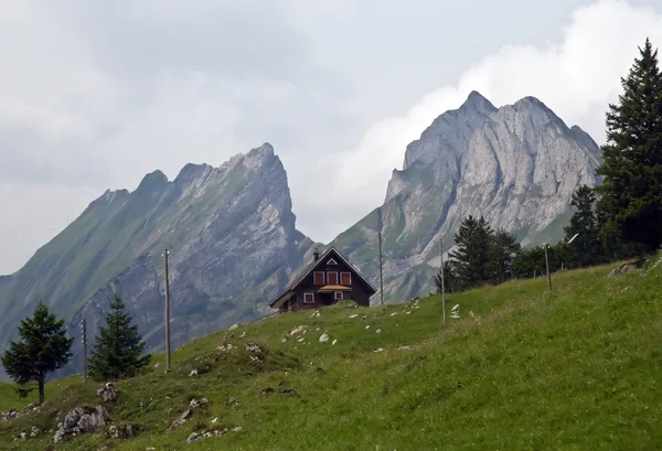 Casa de fazenda alpina — Fotografia de Stock