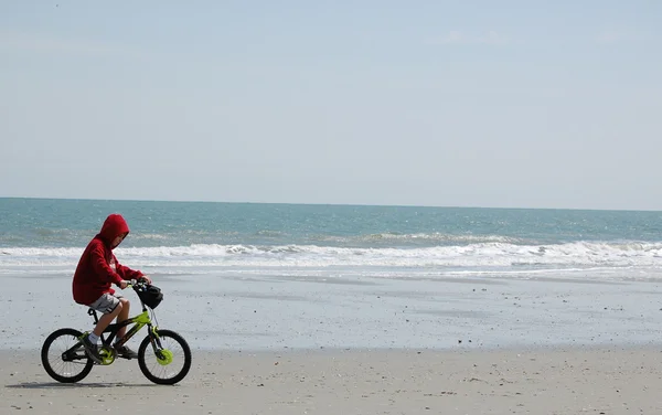 Motociclista na praia — Fotografia de Stock