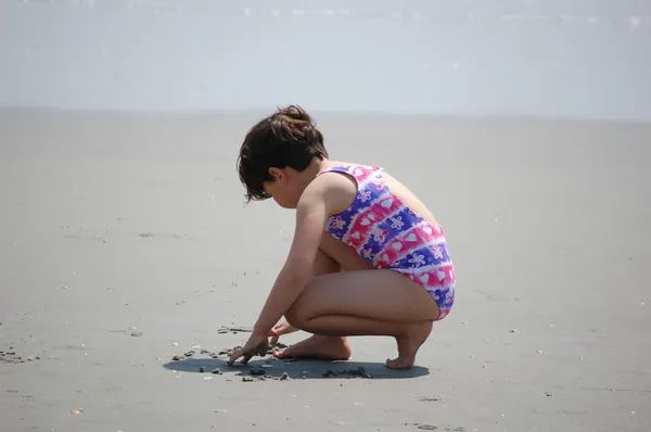 Girl Drawing in Sand — Stock Photo, Image