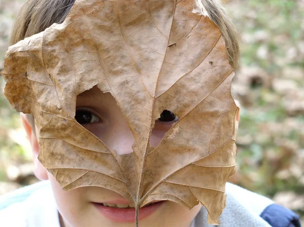 Chłopca liść maska — Zdjęcie stockowe