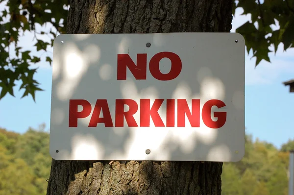 No hay señal de aparcamiento clavado en un árbol —  Fotos de Stock