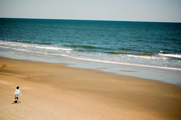 Correndo em direção a praia — Fotografia de Stock