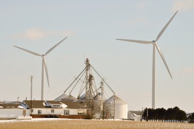 Indiana rüzgar türbini üzerinde çiftlik siloları