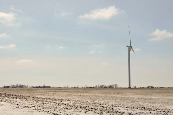 Ветряная турбина поворачивает над шоссе — стоковое фото