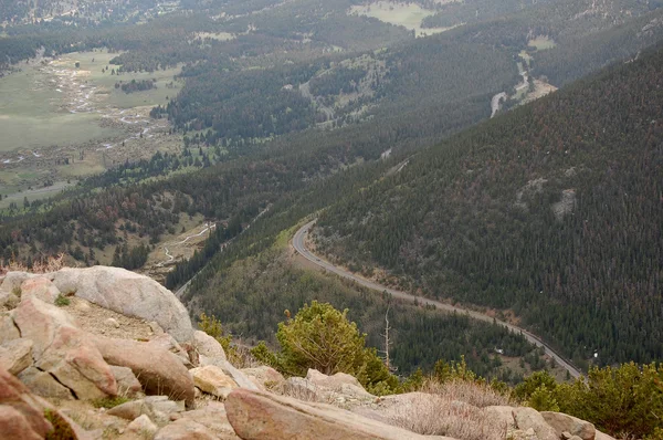 A kanyargós hegyi út felett — Stock Fotó