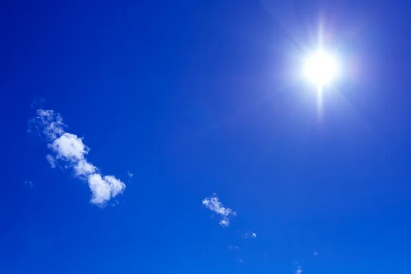 Сонце і хмари на блакитному небі — стокове фото