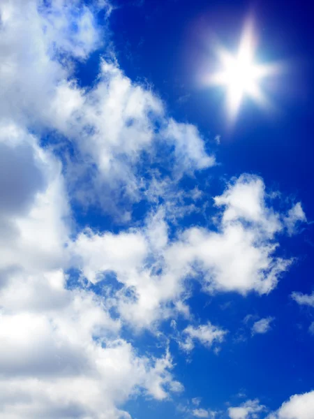 Zon en wolken op blauwe hemel 2 — Stockfoto