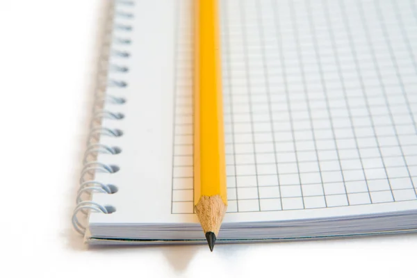 Notizbuch mit Bleistift auf Weiß — Stockfoto