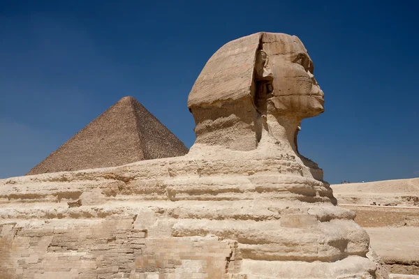 Πυραμίδα και σφίγγα — Φωτογραφία Αρχείου