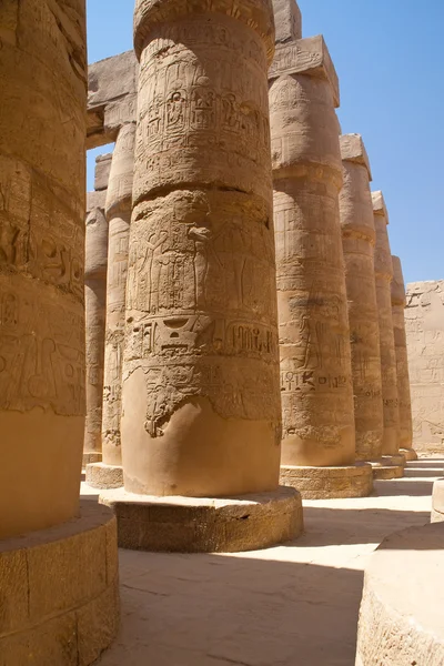 Ogromne kolumny karnak. Egipt — Zdjęcie stockowe