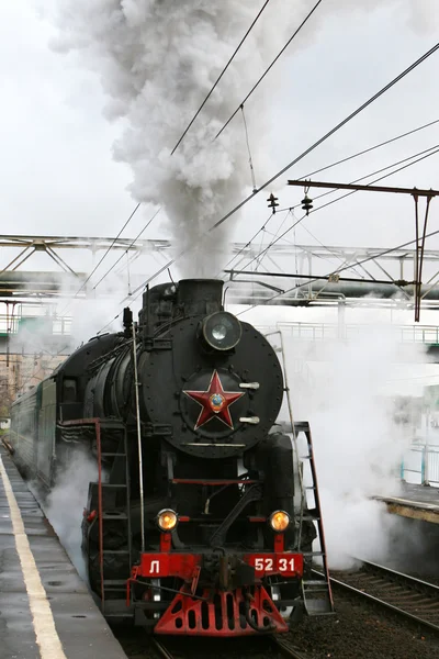 蒸汽机车与烟雾和蒸汽 — 图库照片