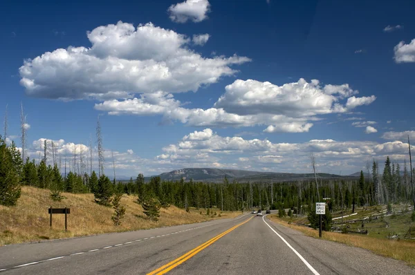 Дорога в Национальный парк Йеллоустоун, США — стоковое фото