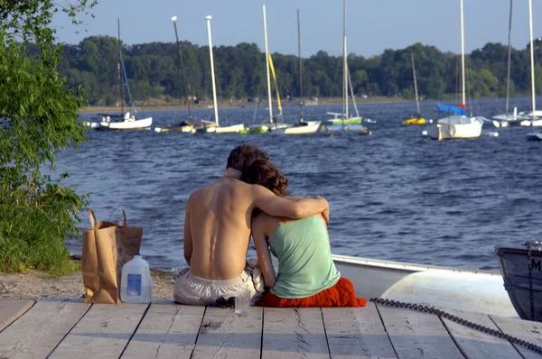 Пара на березі озера Стокове Фото