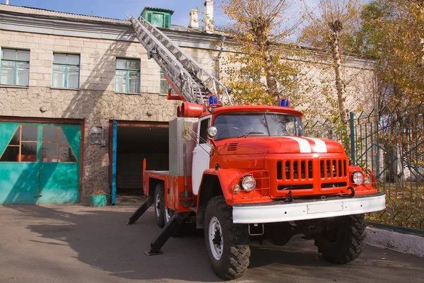 Tűz piros motor Lihacsov Autógyár — Stock Fotó